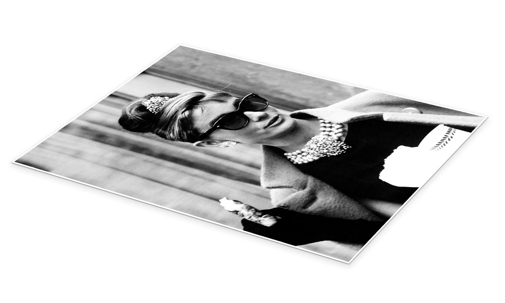 Posterlounge Colazione da Tiffany, Audrey con Occhiali da Sole Poster | 100 x 130 cm Nero e Bianco Quadri Decorazione per pareti