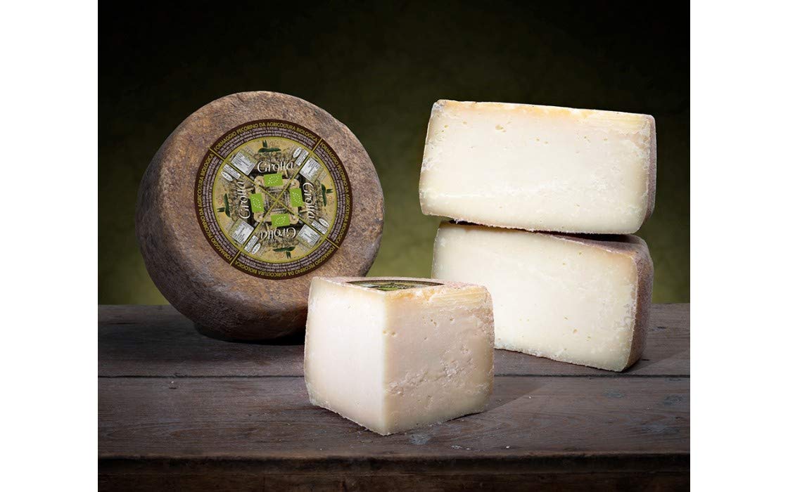 PECORINO BIO GROTTA Fromage Biologique de Brebis - Assaisonné in "grotta" Demi roue 0,9 Kg
