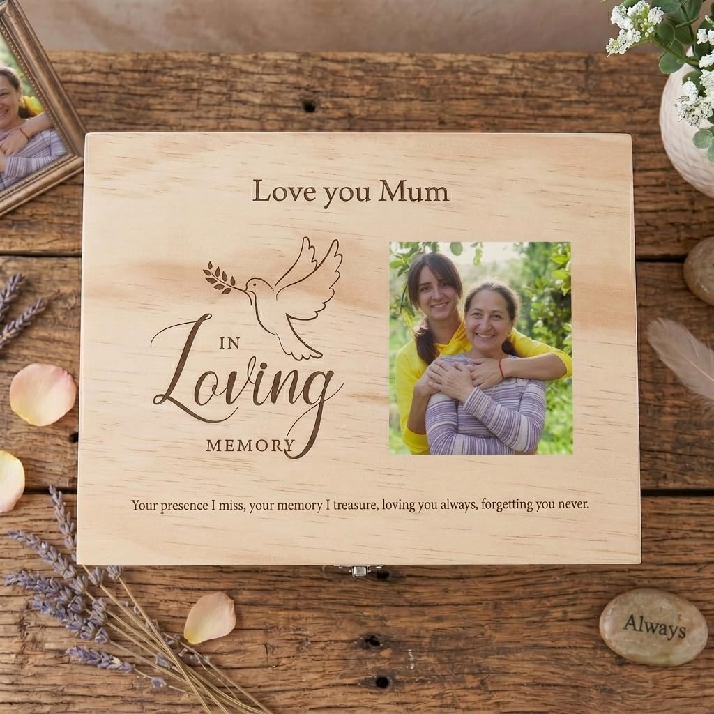 Caja de recuerdos personalizable con texto en inglés "In Loving Memory" (36 x 26,9 x 20 cm)