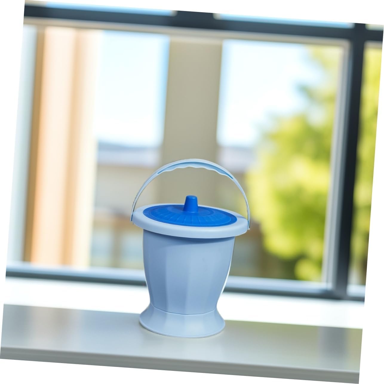 Portable Chamber Pot Lid 1.5L Urine Bucket for Adults and Children Easy Clean Plastic Spittoon for Home Use for Elderly and Travel