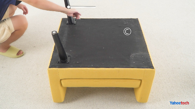 Assembly components for the Yaheetech armchair, showing the chair base, backrest, four wooden legs, and a packet of hardware including screws and an Allen wrench.