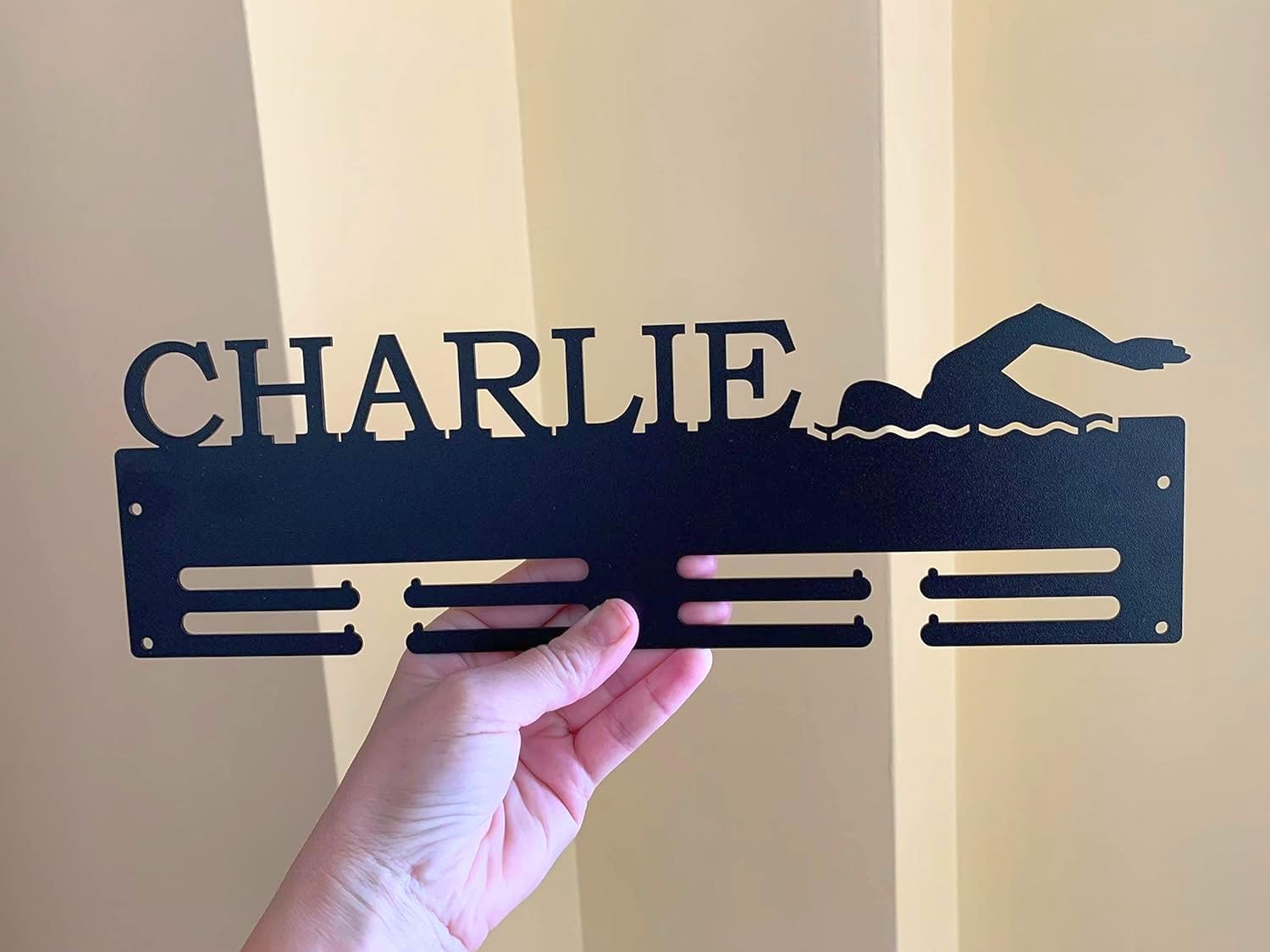Porta Medaglie personalizzato, Appendino per medaglie, Espositore in metallo per medaglie personalizzate, appendiabiti sportivi, ginnastica, corsa, maratona, corridore, Medal Hanger Display (Design 1)