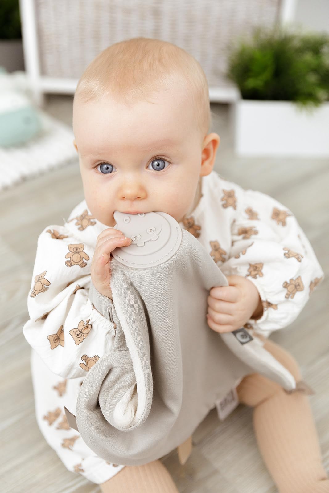 Cheeky Chompers Soft Baby Comforter | 4 in 1 Comfortchew | Baby Teething Aid & Sensory Toy | Silicone Teething Section | Soothing + Comforting | Biscuit Comfortchew