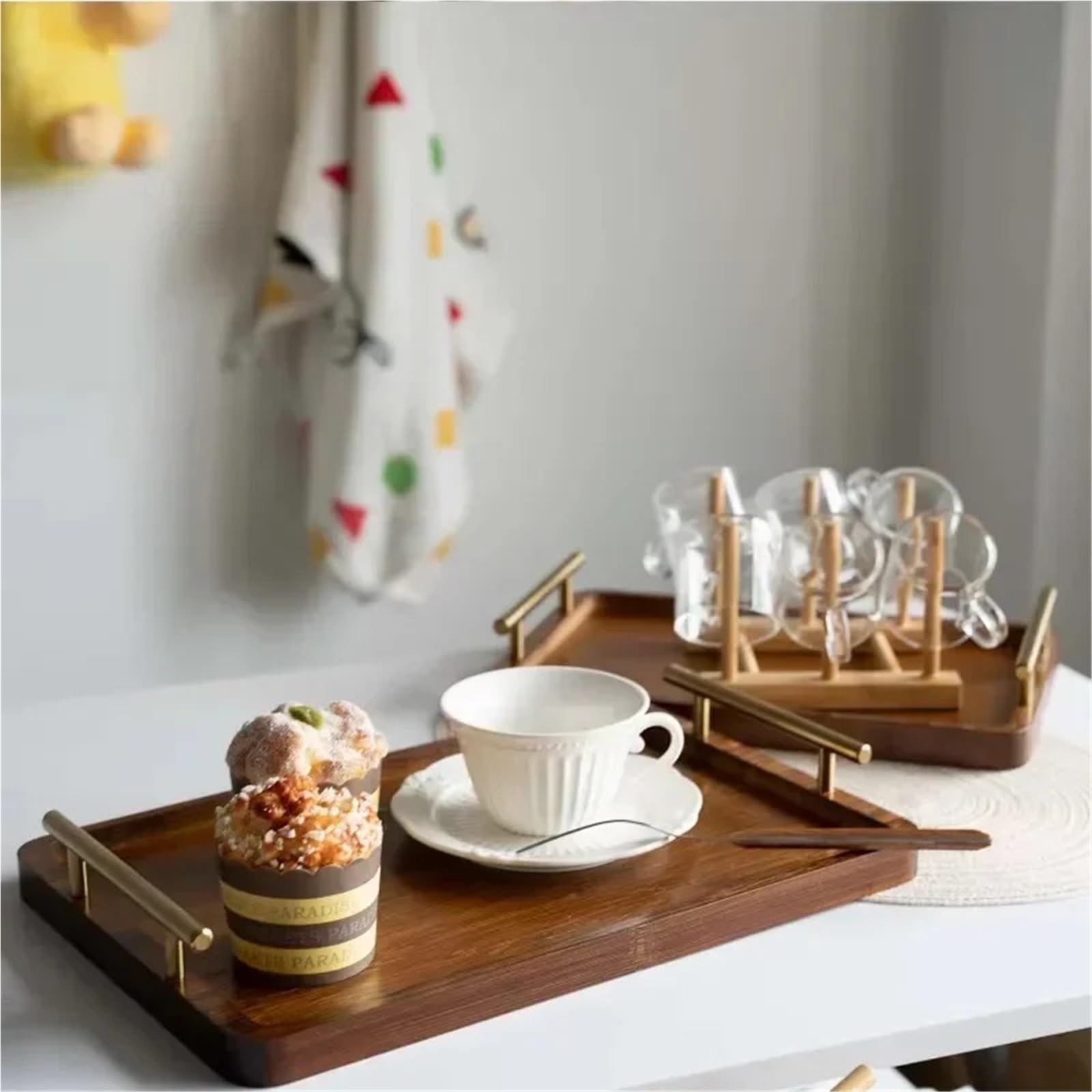 Bandeja Rectangular de Madera con asa de Metal Dorado para Servir Agua, Frutas, Comida y artículos Diversos (36 x 25 x 5 cm)