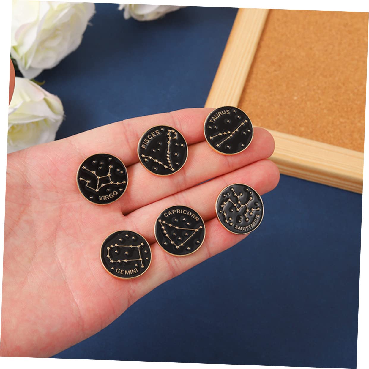 60stücke Teiliges Set Von Zodiac Emaille Broschen Dekorative Anstecker Für Kleidung Taschen Und Hüte Stilvolle Accessoires Für Fans Der Astrologie