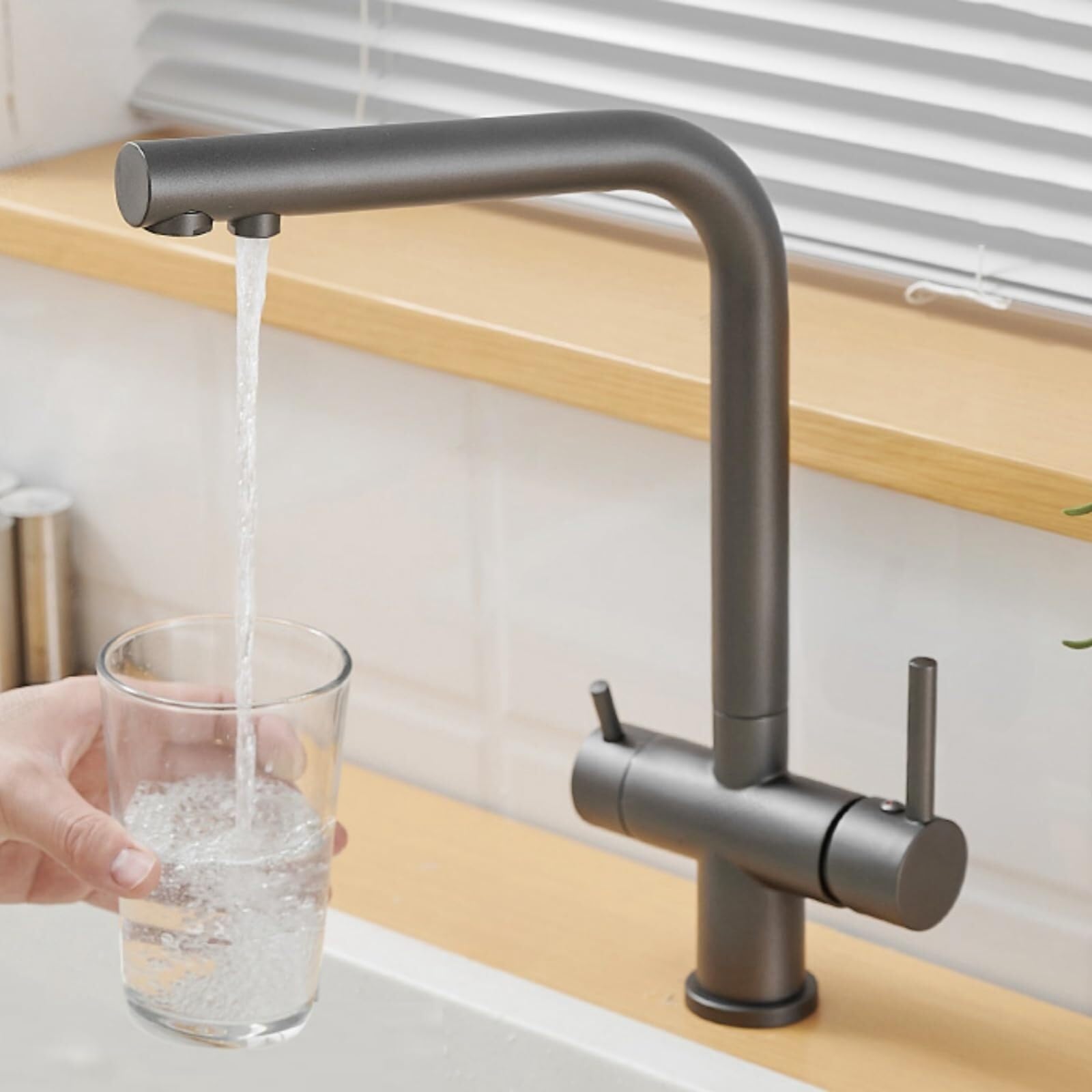 Mitigeur de cuisine noir 3 voies doté d'un bec pivotant pour eau potable