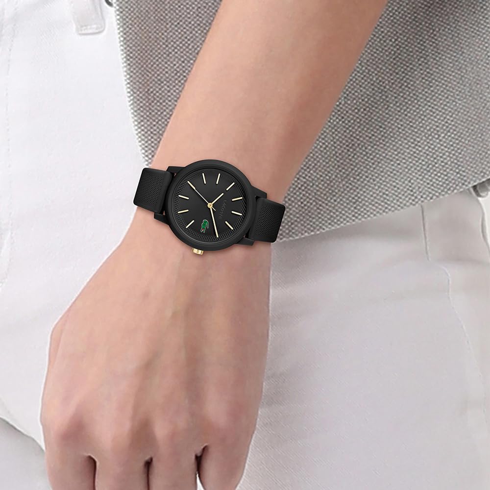 Lacoste Orologio Analogico al Quarzo da Uomo o da Donna Collezione Lacoste.12.12. con un elegante braccialetto in silicone con texture Petit Piqué