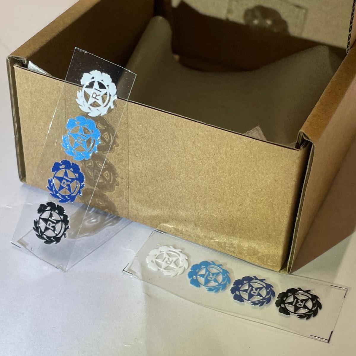 8 Pz Bollino Adesivo per Targa Auto e Moto con Stemma Logo RI in Vernice Adesiva Resistente e Impermeabile Facile da Applicare Ideale per Restauri (13x13 mm) 4 Colori (Bianco, Blu, Celeste, Nero)