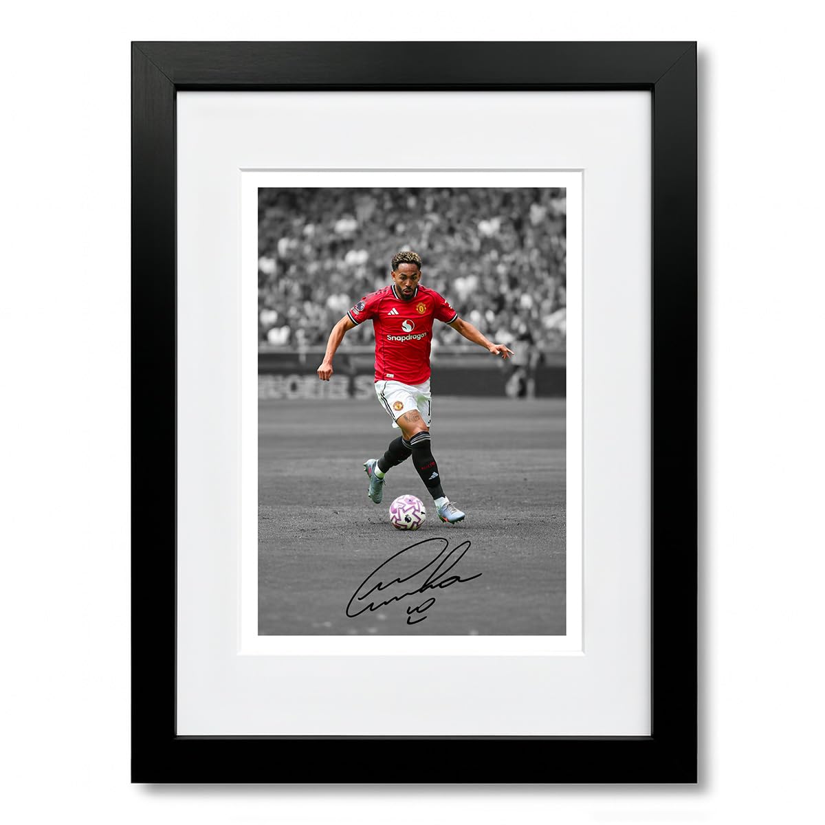 Mounted Gifts Trading A4 Framed & Mounted B+W Matheus Cunha Manchester United Signed Photo Poster Print Picture Display Framed Autograph Memorabilia For Football Fans Gift Man Utd Brazil (A4 Framed & Mounted B+W)