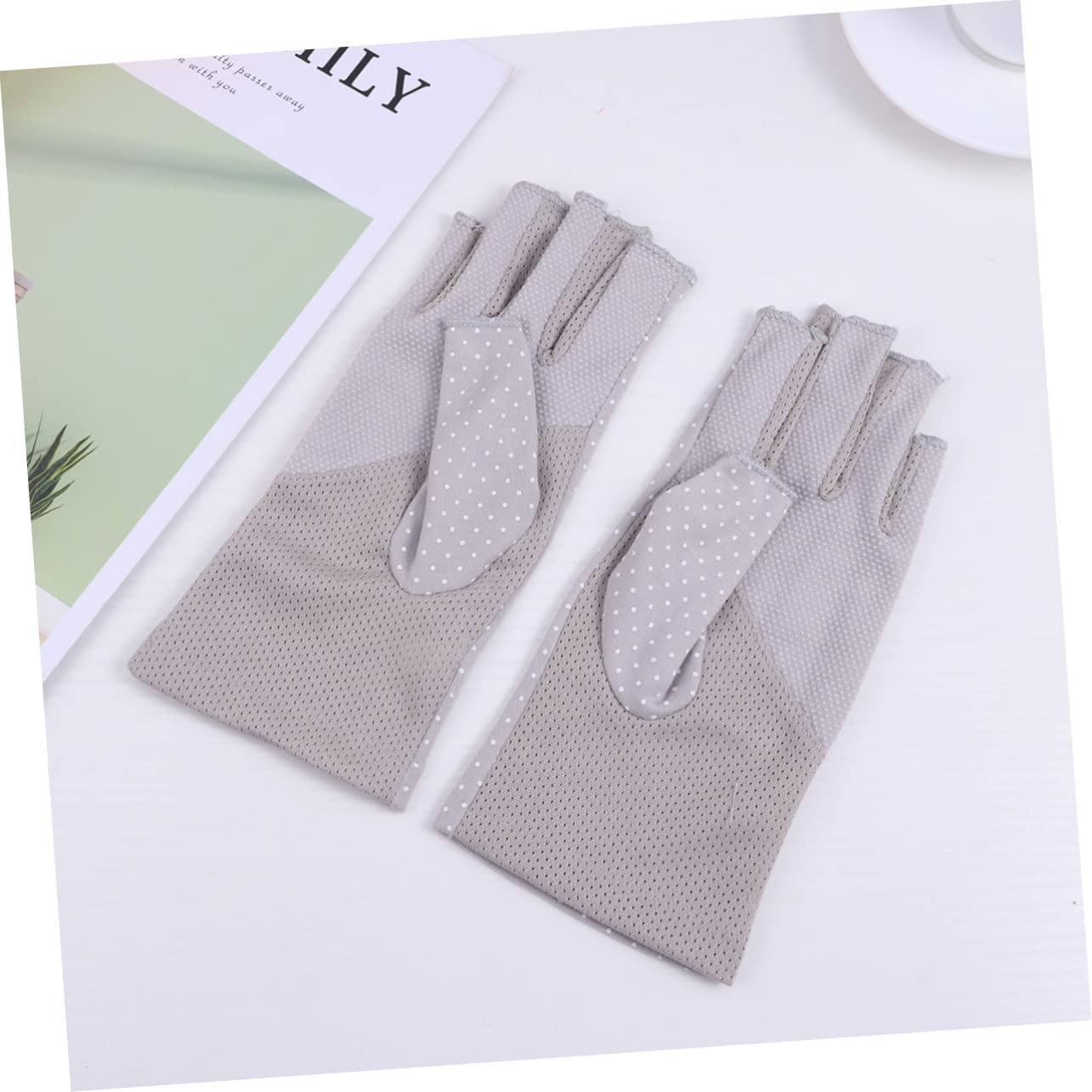 Ipetboom 1 Pair Outdoor UV Protection Half Finger Gloves for Women Lightweight Sunblock Mitten for Cycling Climbing and Driving Grey Non Skid Grip Design for Enhanced Safety