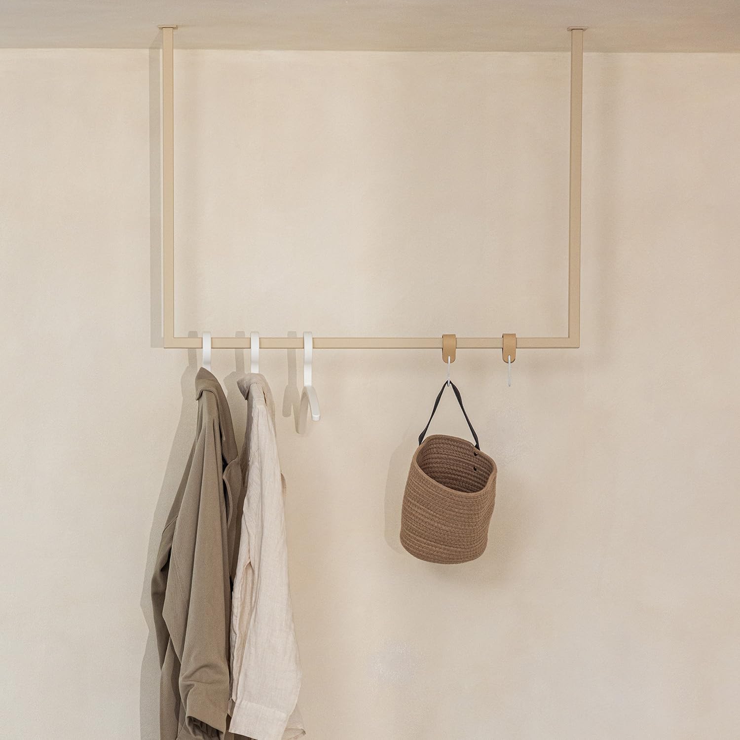 Metallbude Kleiderstange RUBI Cashew - Eckige Garderobe mit Deckenmontage