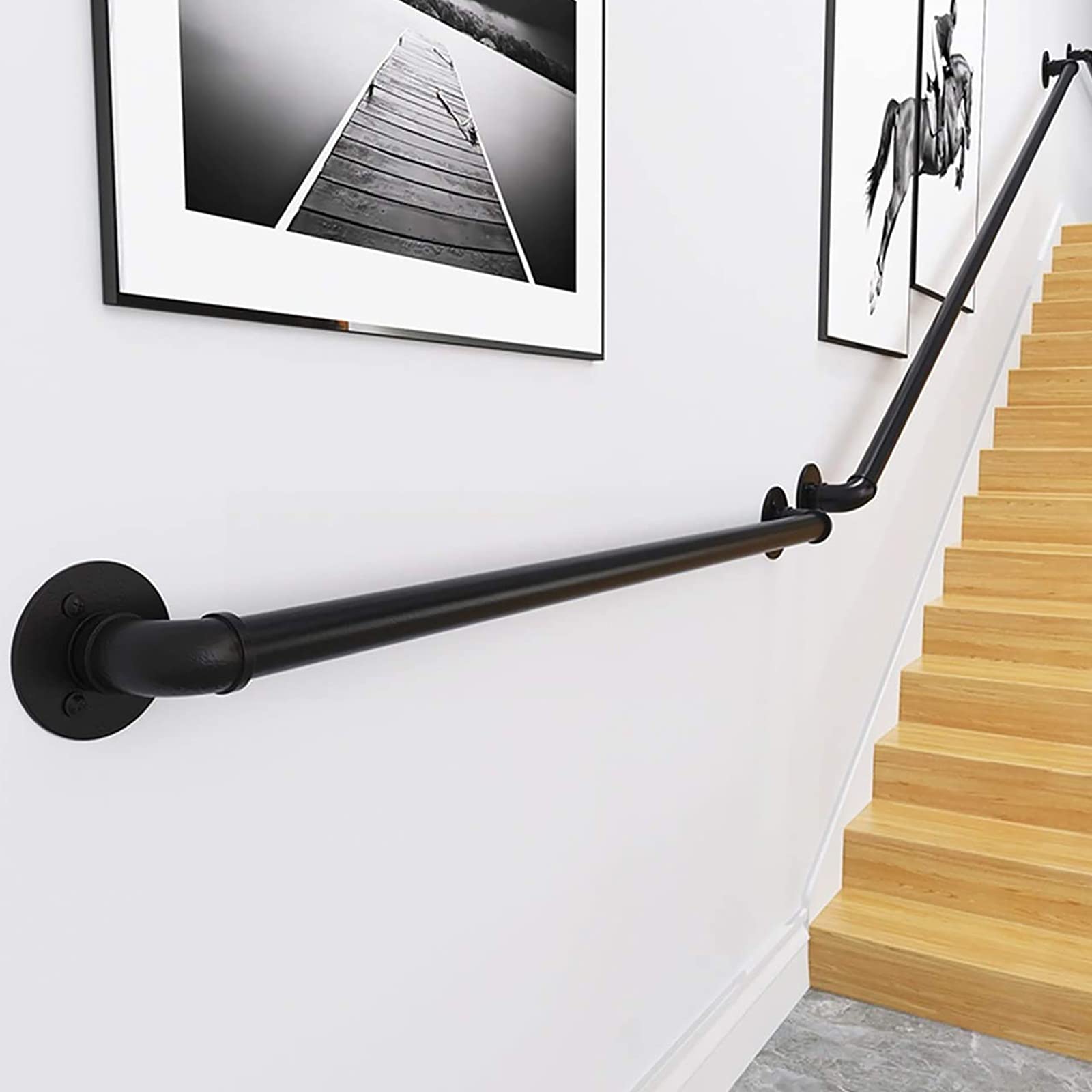Rampe d'escalier Murale et Design Industriel pour Sécuriser le Porche de la Maison
