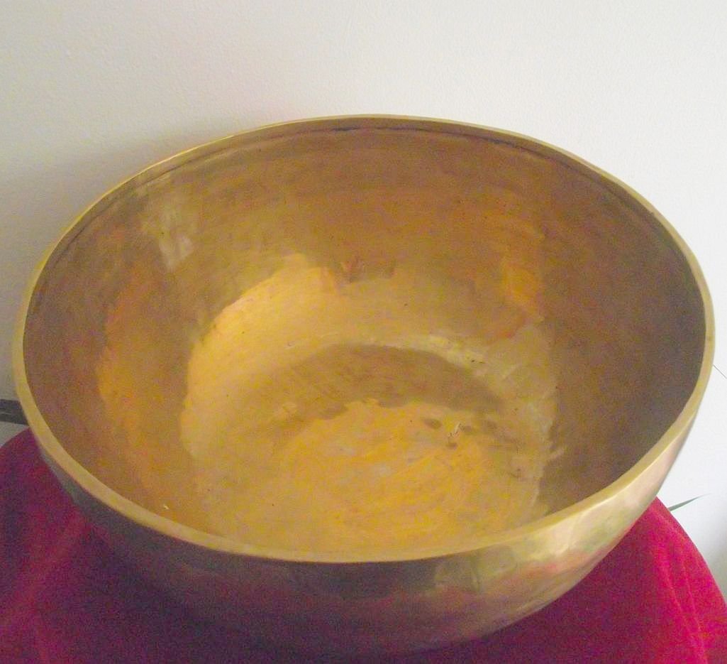 Campana tibetana buddista battuta a mano, diametro 24 cm, peso 1620 g, prodotta in Nepal, venduta da Spiritual Gifts, solitamente spedita entro 2 giorni lavorativi.