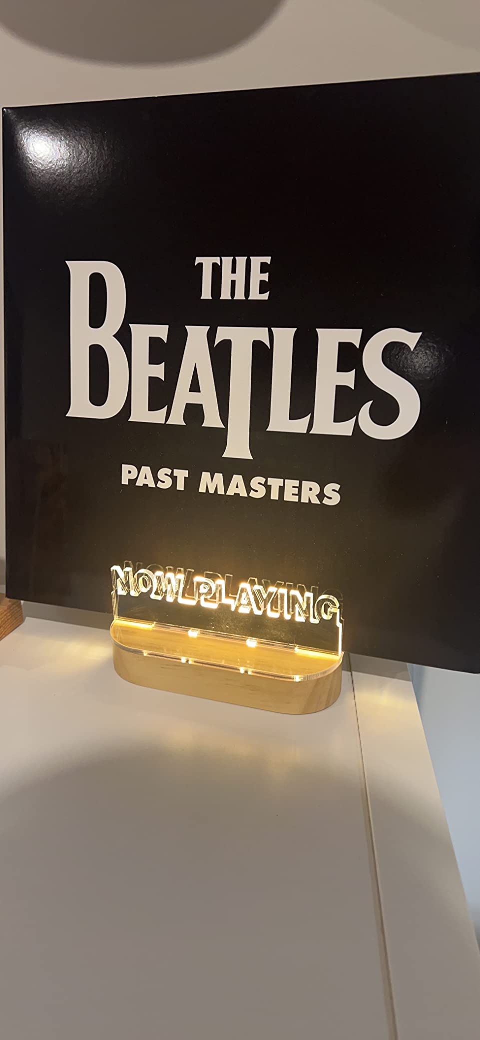 YuanDian Gepersonaliseerde Nu Afspelende Vinyl Record Stand Wall Mount, Nu Spinning Record Player Stand, Houten Acryl Houder voor Vinyl Album Display en Opslag met Warm Witte Kleur Lichten