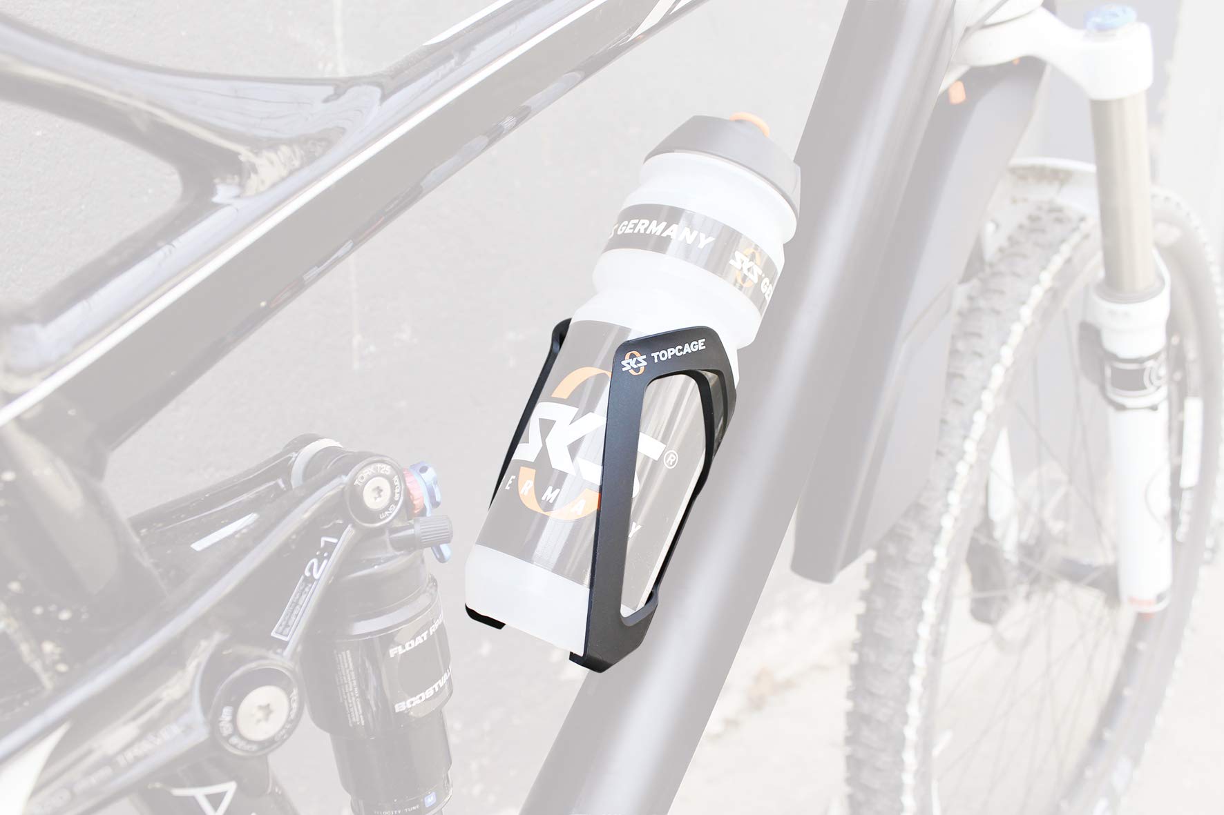 SKS Germany TOPCAGE Porte-bidon pour vélos (Porte-bidon pour vélos en Plastique très résistant et léger, butée réglable, Crochets d'arrêt Variables pour Un Blocage sûr), Blanc