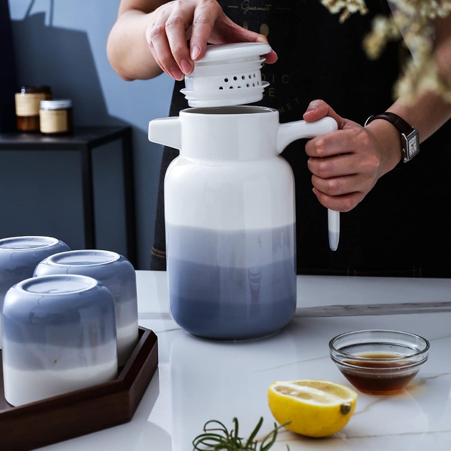 アイスティーピッチャー セラミック製コールドケトル フィルター蓋付き 耐熱ピッチャー シンプルなブルーティーポット 美しく実用的