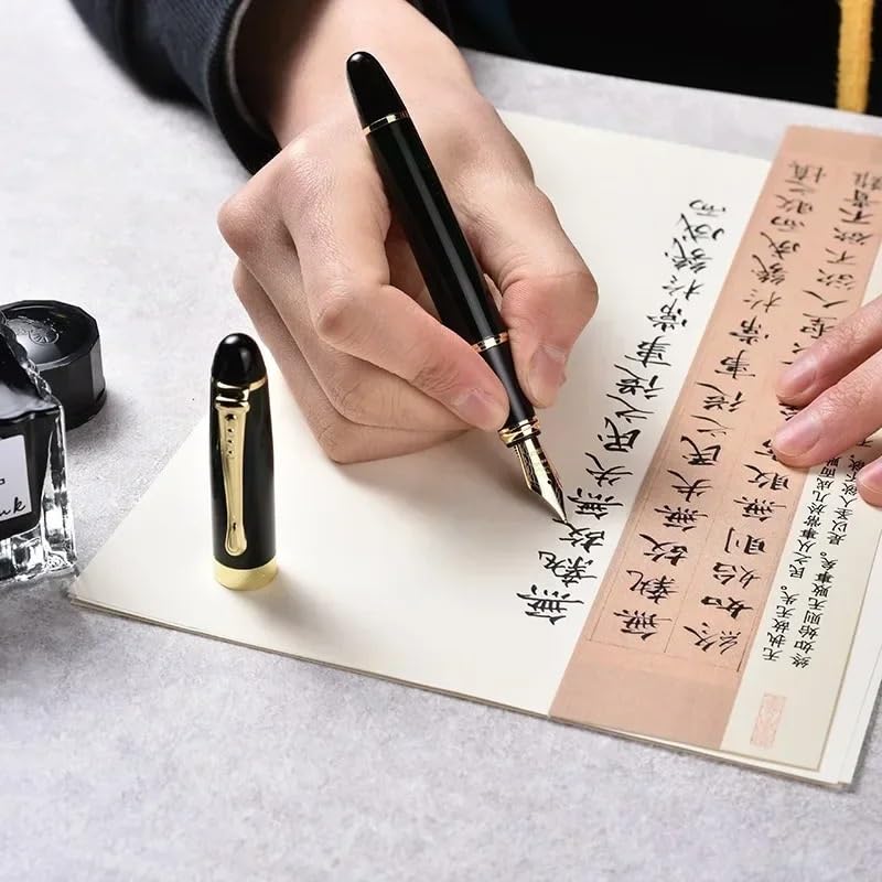 Stylo-plume ergonomique noir mat pour écrire sans fatigue au bureau