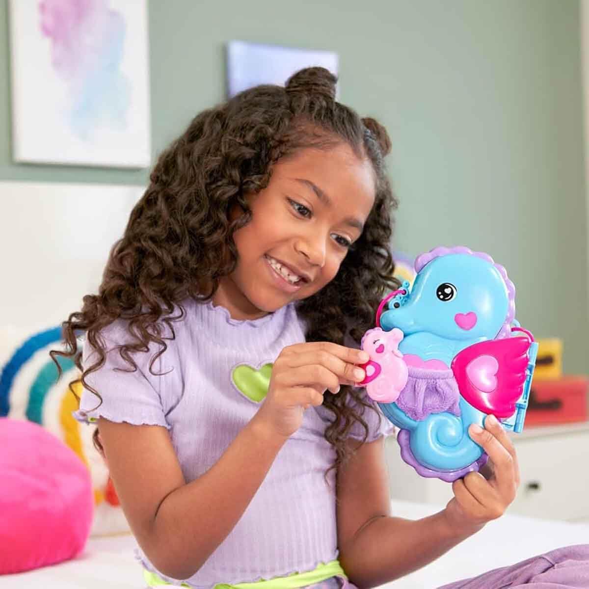 Polly Pocket Dolls & Playset with Pets & 13 Accessories, 2-in-1 Daddy & Me Seahorse Wearable Purse & Animal Toy, Starring Shani, HWP03 - Image 2