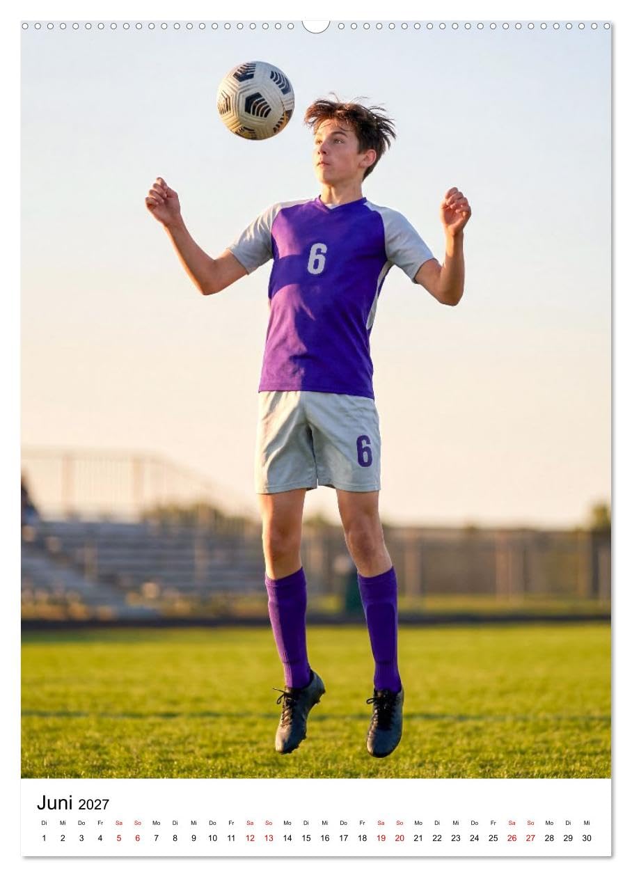Am Ball Junior - Junge Kicker - Große Momente (Wandkalender 2027 DIN A2 hoch), CALVENDO Monatskalender: Junge Kicker, große Emotionen: Dynamische ... Sport der Welt lieben. (CALVENDO Sport)