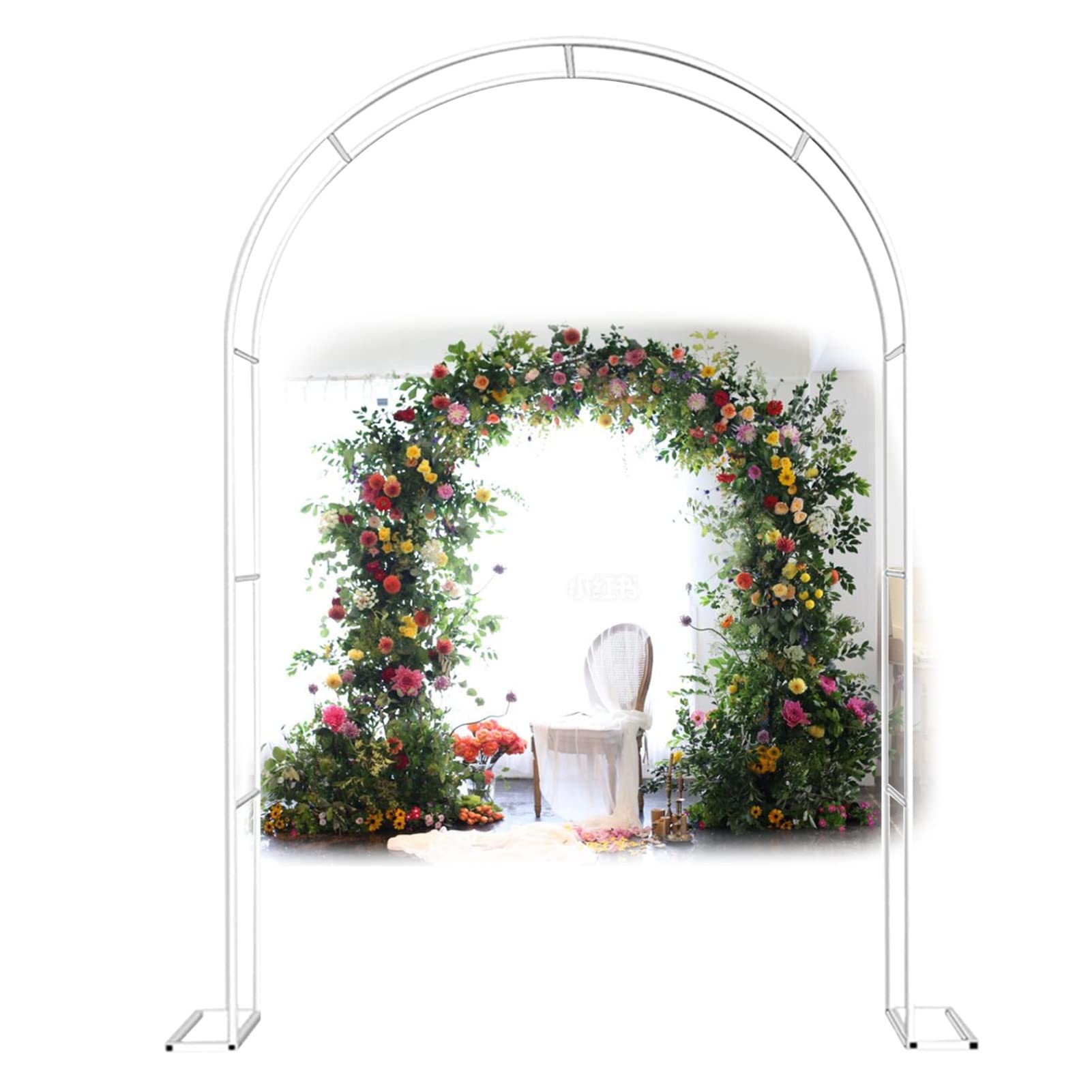 Pergola à rosiers en métal blanc pour une décoration de mariage féerique