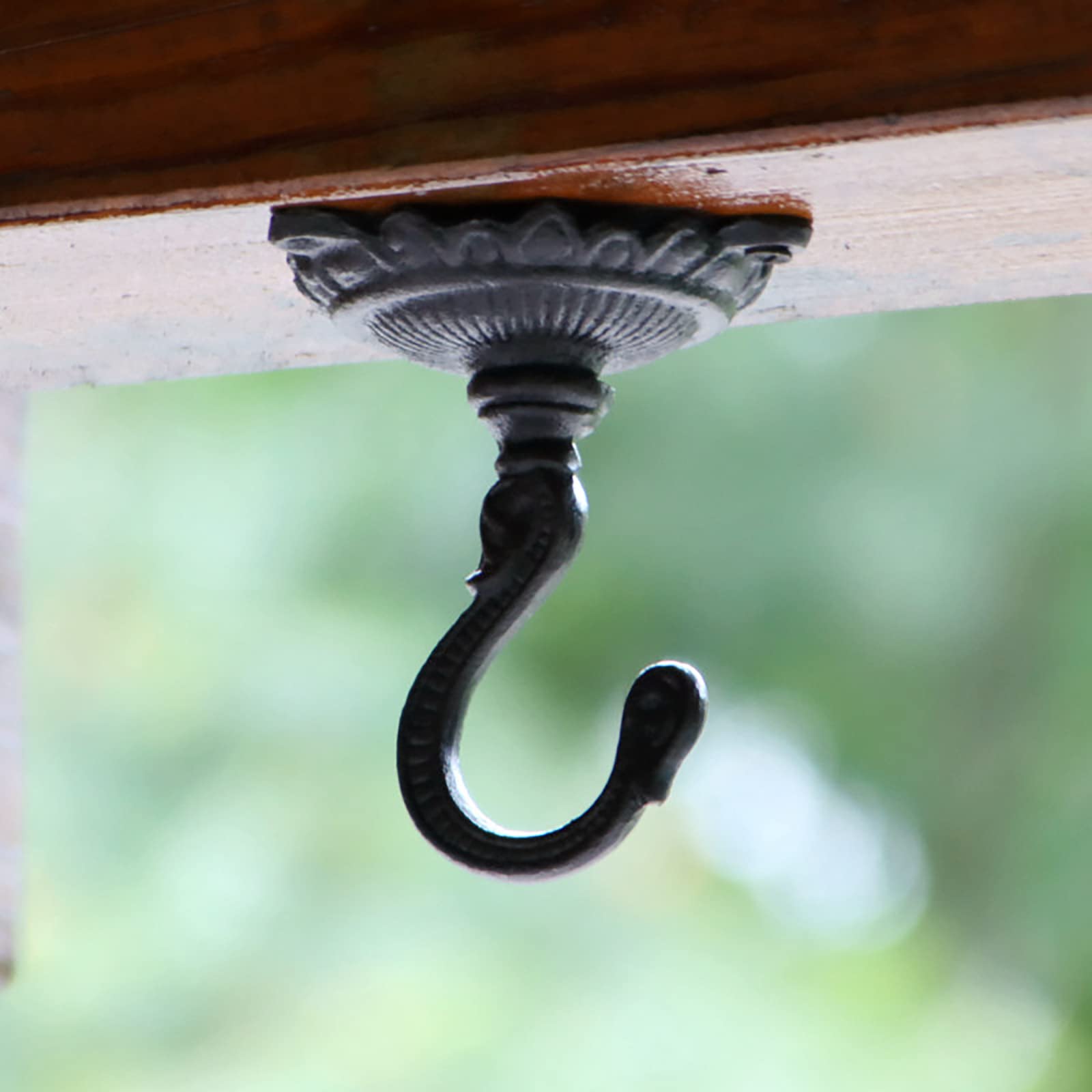Crochets de plafond extérieurs pour sublimer votre terrasse de plantes