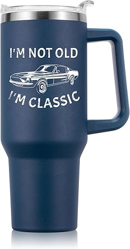 NOWWISH Regalos para hombres, vaso de 40 onzas con asa y pajita, regalo divertido con la frase "I'm Not Old I'm Classic", regalos de cumpleaños para