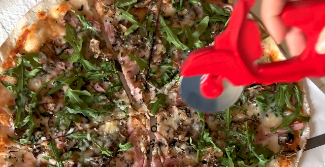 Balvi Tagliapizza A Forma Di Scooter Rosso - Divertente E Pratico Per Tagliare La Pizza A Fette