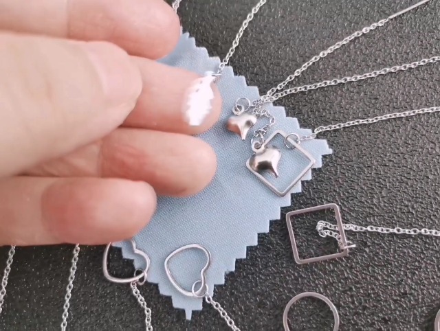 Set di orecchini pendenti a forma di foglia con zirconi alla