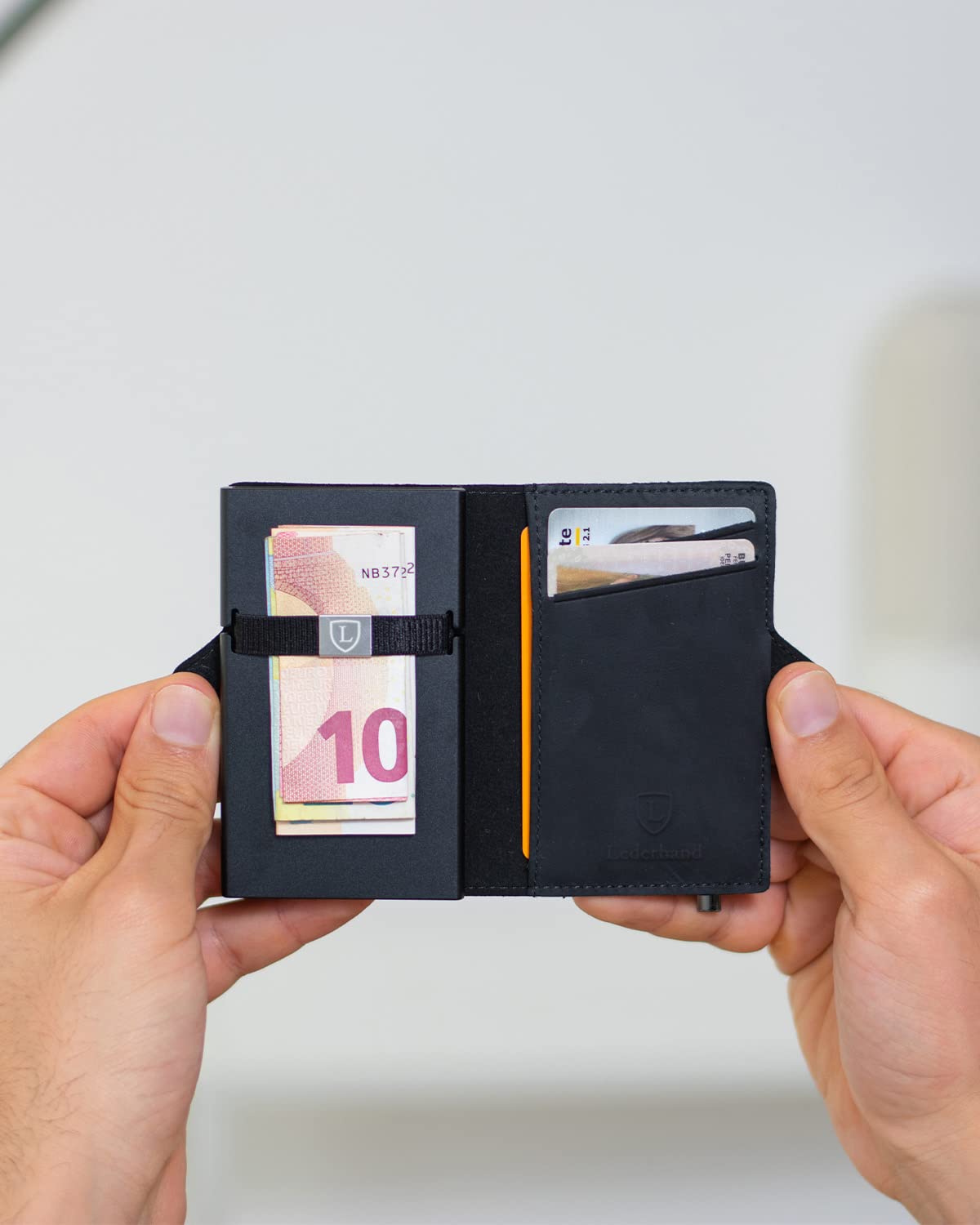 Lederhand® Aventus Wallet – Leder Geldbörse handgemacht für Herren und Damen Portemonnaie Aluminium Kartenhalter mit Münzfach und Platz für 9 Karten mit RFID NFC Schutz Farbe|(Schwarz)