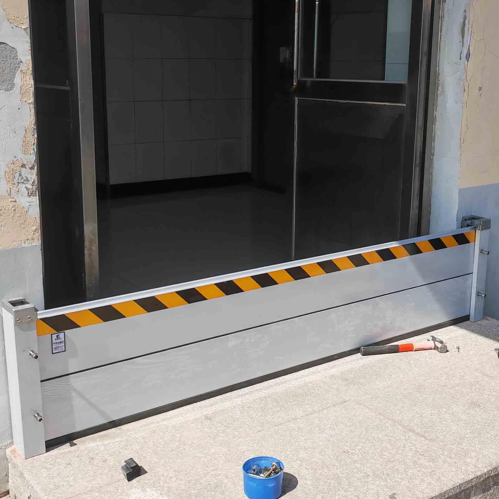 Barrière anti inondation en aluminium pour stopper l'eau devant la maison