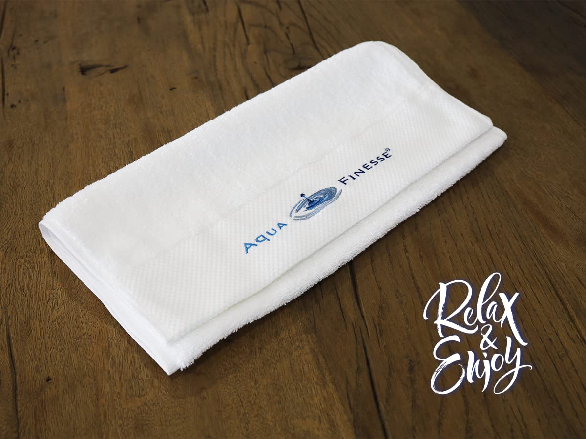 AquaFinesse Boîte pour l'entretien de l'eau de jacuzzi et SPA avec granulés de chlore ou pastilles de chlore Édition limitée incl. serviette en éponge (pastilles)