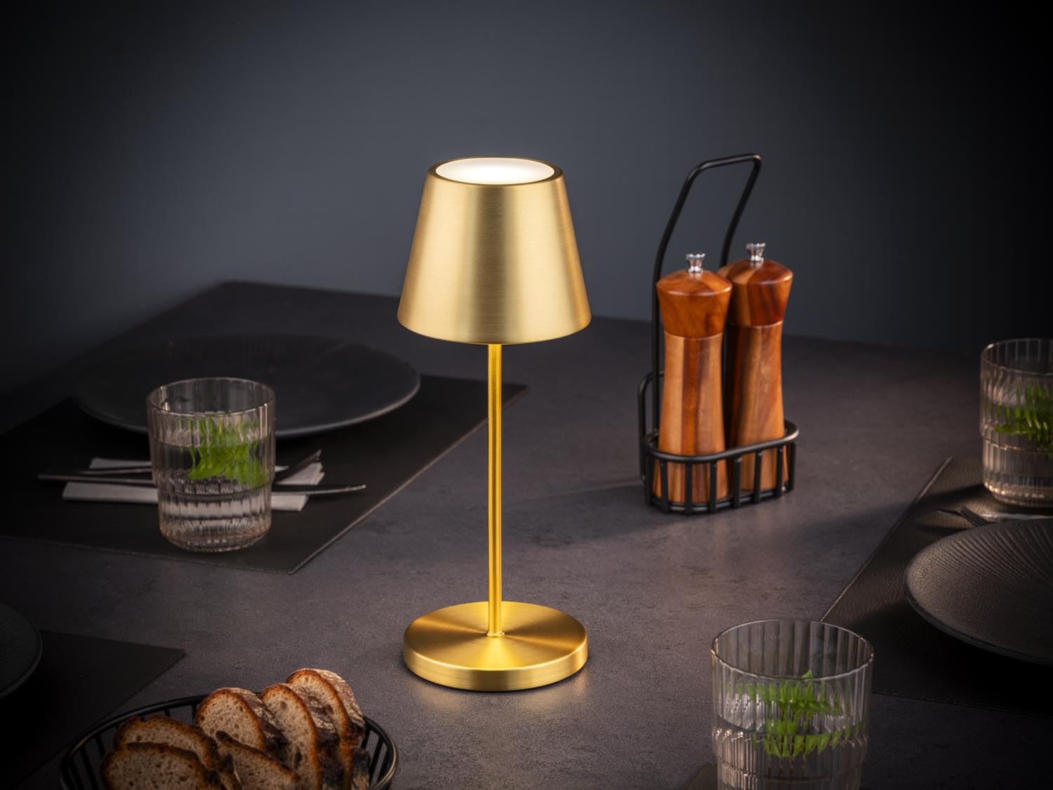 APS 17008 "MERLE Lámpara de mesa USB-C inalámbrica, temperatura de color y brillo ajustables, protección contra salpicaduras de agua IP 54, incl. estación de acoplamiento y mando a distancia, dorado
