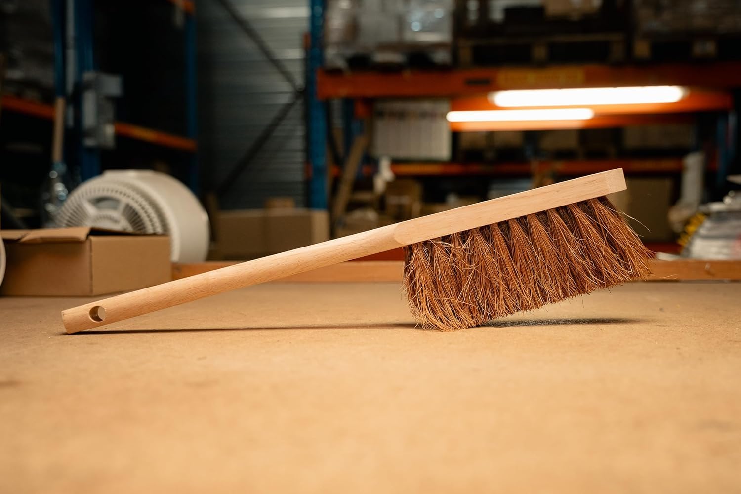 Cepillo de fibra de coco natural | Lote de 10 | Mango largo de madera | Longitud 45 cm | Polvo arena tierra yeso cemento cenizas chimeneas barbacoas | Kibros 820Mbx10