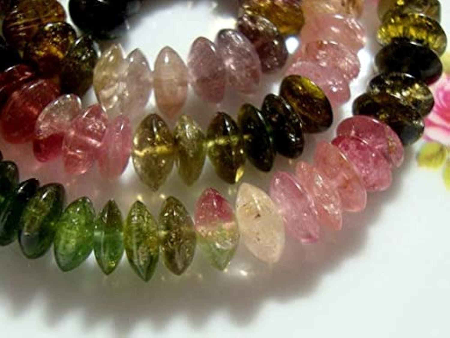 Tourmaline aux reflets scintillants sous forme de perles rondelles de 6-7mm pour enfilage