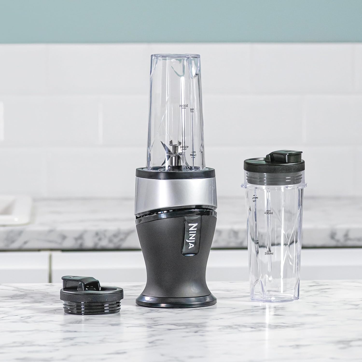 Ninja Batidora delgada de 700 W y batidora, 2 vasos de 470 ml con tapas de boquilla, licuadora personal, hielo triturado y fruta congelada, plata/negro QB3001UKS