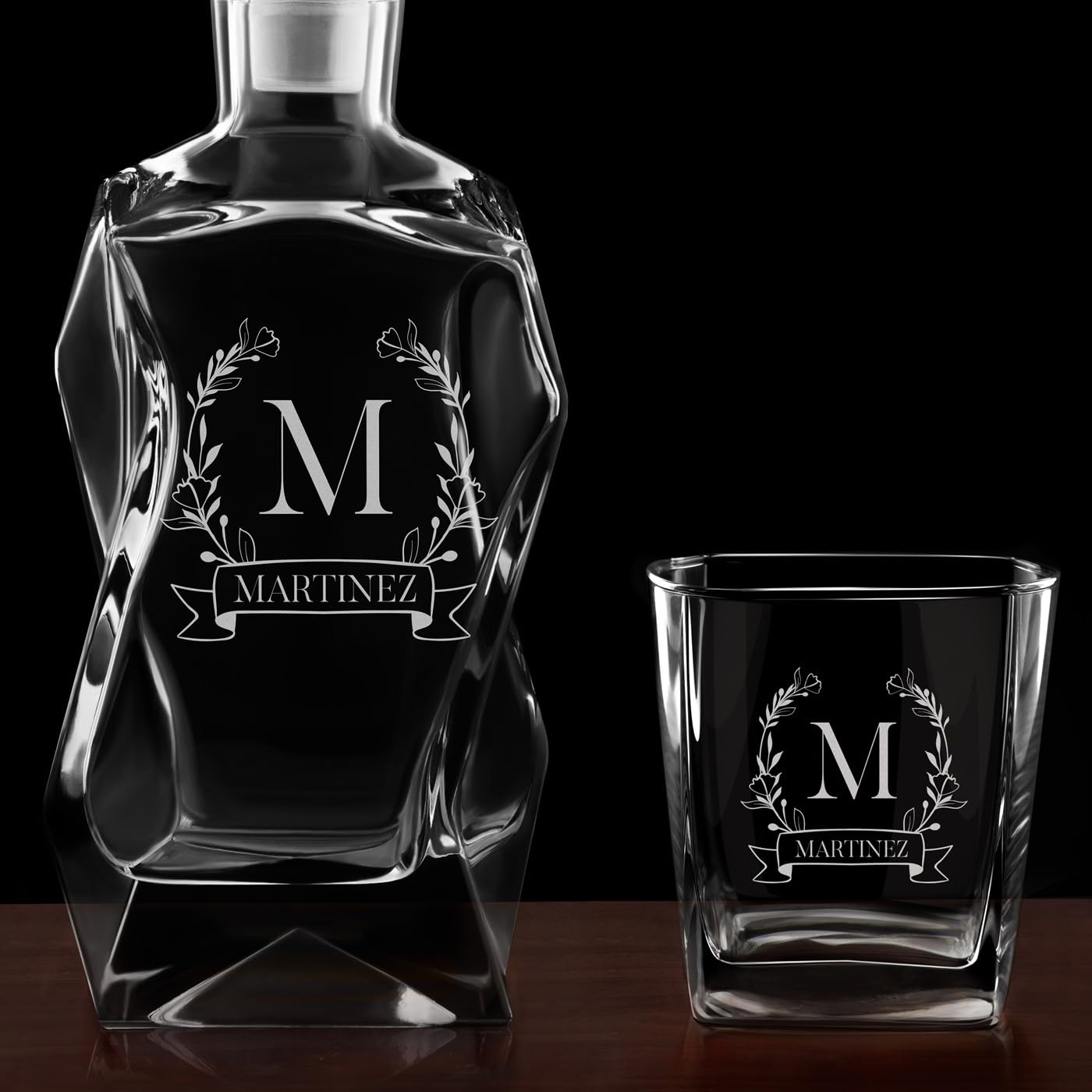 Maverton Jarra de Whisky Personalizada 700ml con 6 Vasos 250ml - Regalo Mujer - Regalo Cumpleaños Mujer - Set de Cristal con Tapa para Licores Vino Brandy - Apellido