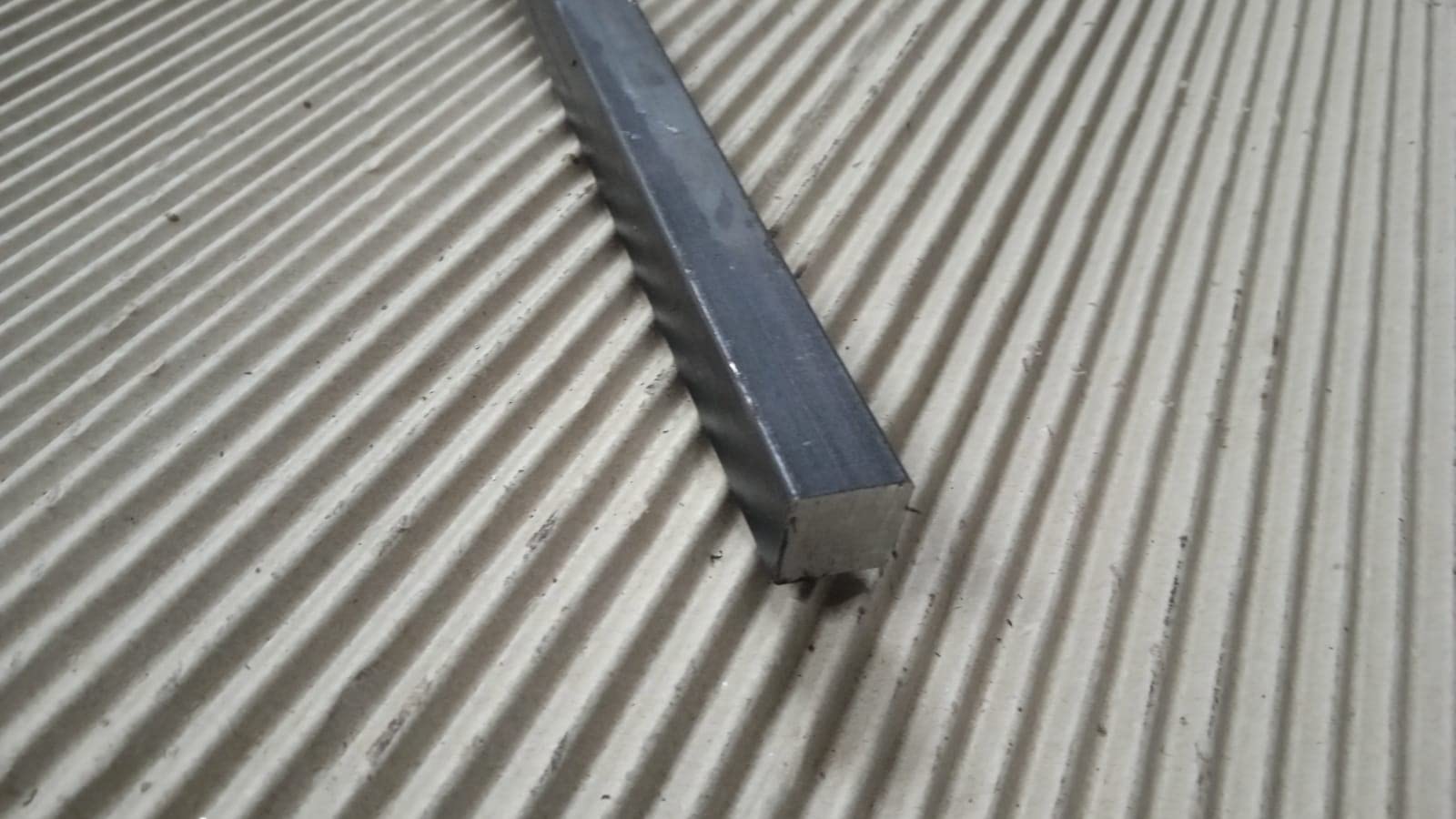 Barra quadrata piena in ferro S235JR 20x20x1000 mm
