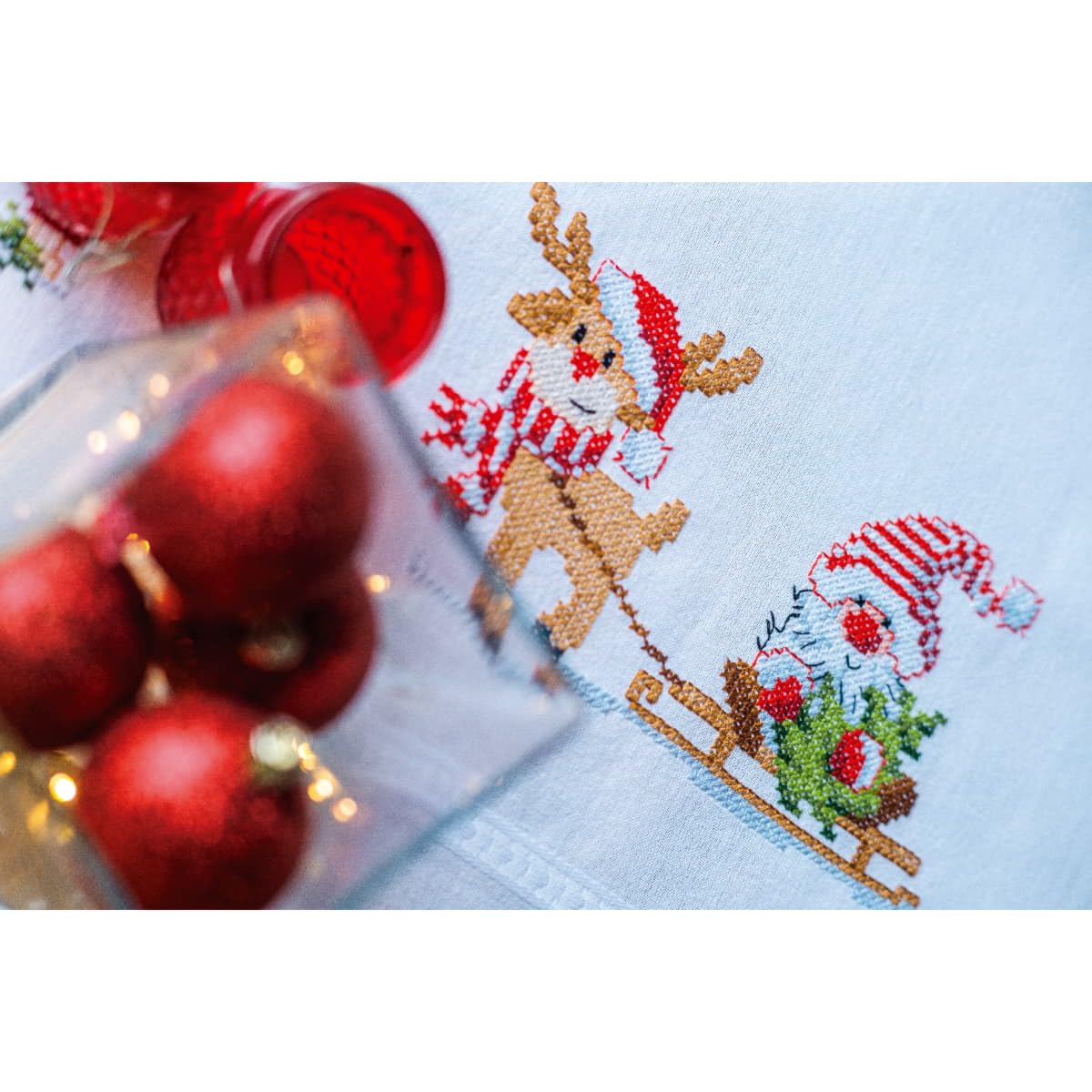 Vervaco Kreuzstich Stickpackungen Tischdecke Wichtel und Rentier Stickdecken Vorgezeichnet Basteln Erwachsene Kreativ Set Vorgedruckte Decke Sticken 80 x 80 cm Stickset Weihnachten DIY Sticken Set