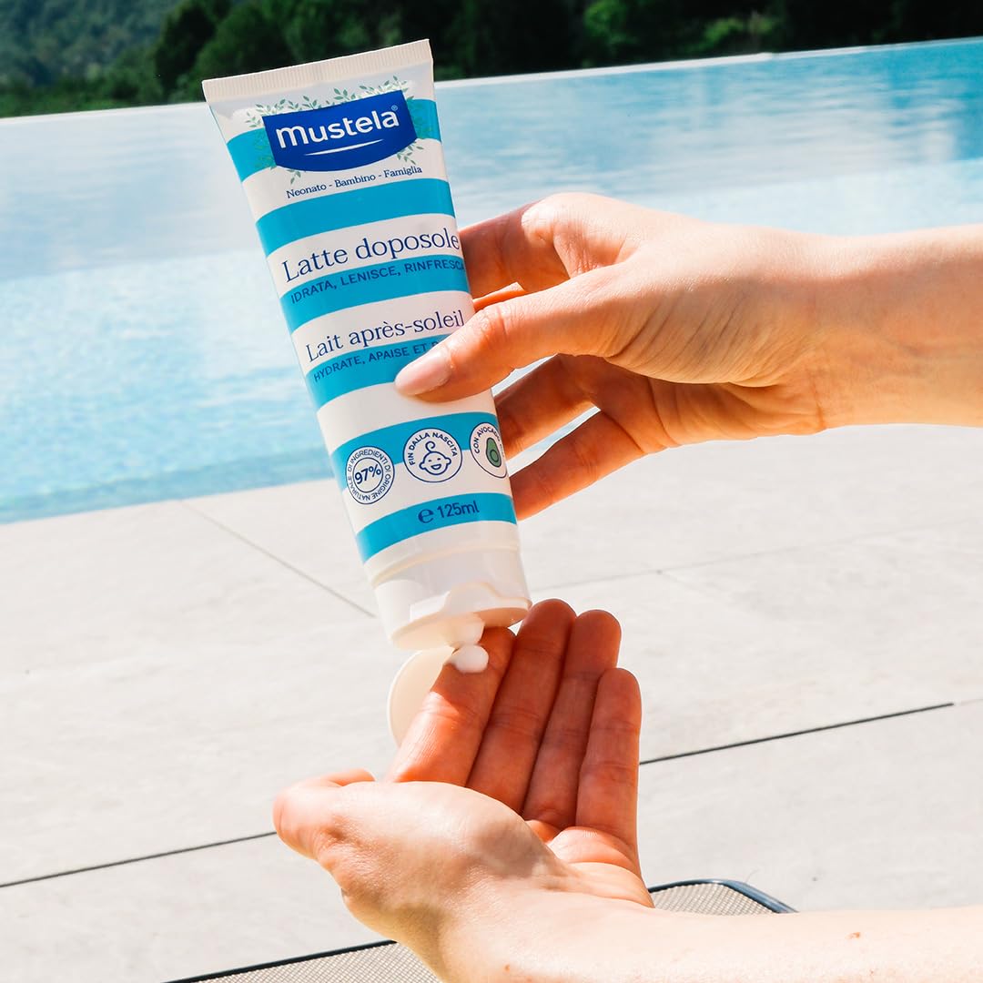 Mustela Latte Doposole, Viso, Corpo, Con Burro di Karité e Perseose di Avocado, Neonati, Bambini, Tutta la Famiglia - Lenisce la Pelle Arrossata dal Sole, Freschezza Immediata (125ml)