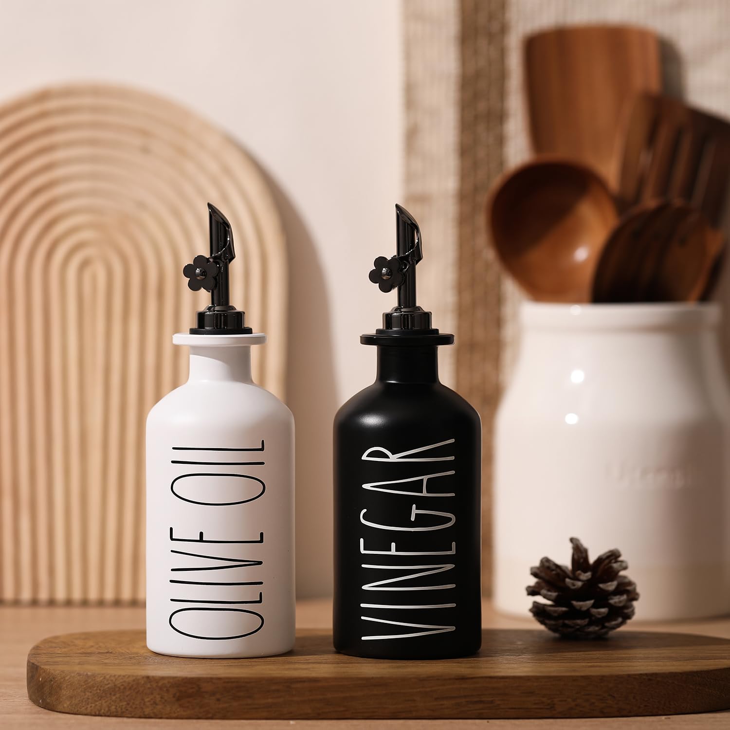 HOMCDALY Premium Olivenölspender für die Küche, Glasölflaschen mit Bambus-Tablett, Öl- und Essig-Menage-Set, Küchenspenderflaschen mit Ausgießer, 335 ml, Schwarz, Weiß, 2 Stück