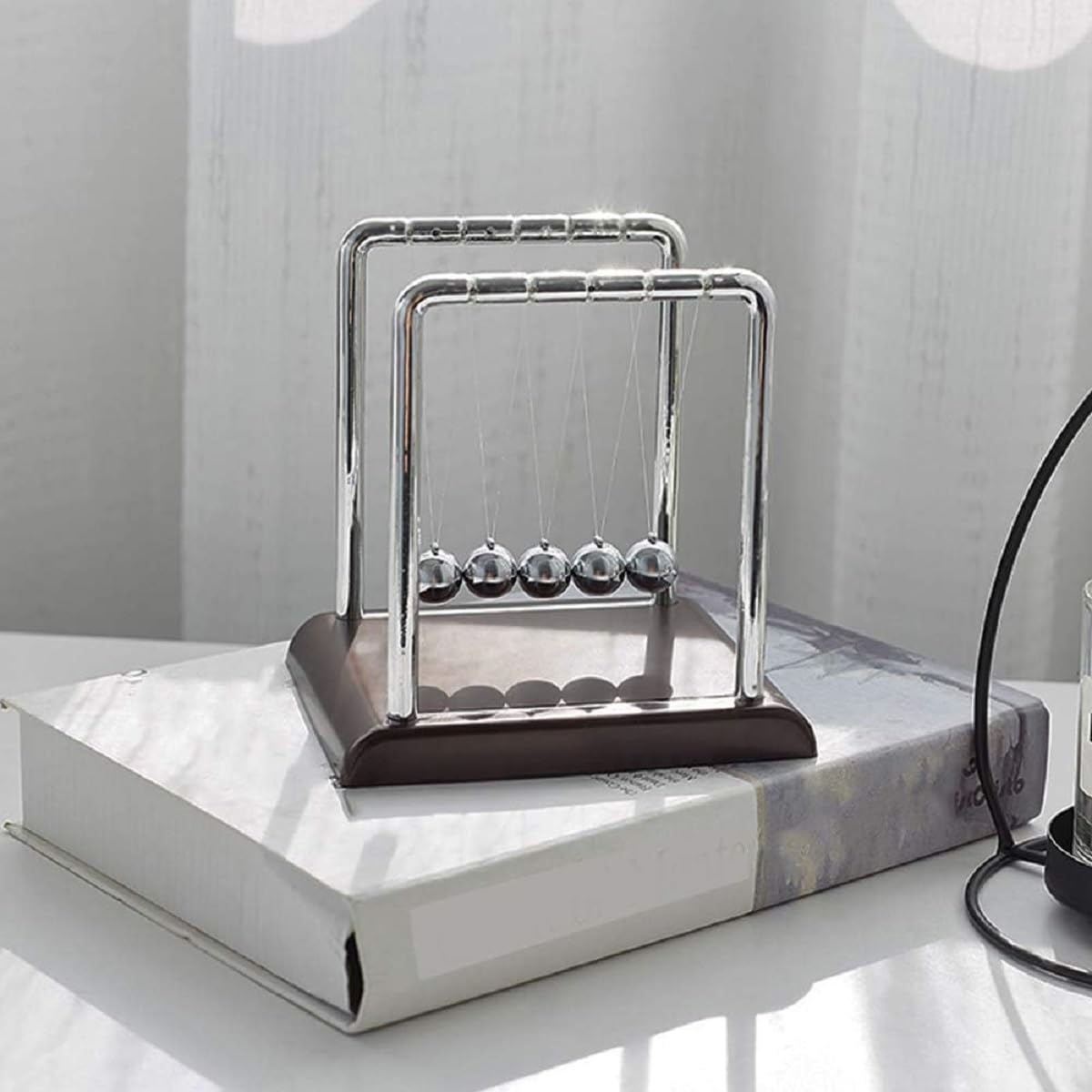 XUBX Pendolo di Newton, 5 Sfere in Metallo, Pendolo Bilanciere di Culla di Newton, Newton Cradle Balance Balls, Gioco di Fisica, Pendule de Newton, Balancier de Newton per home office Ornamento