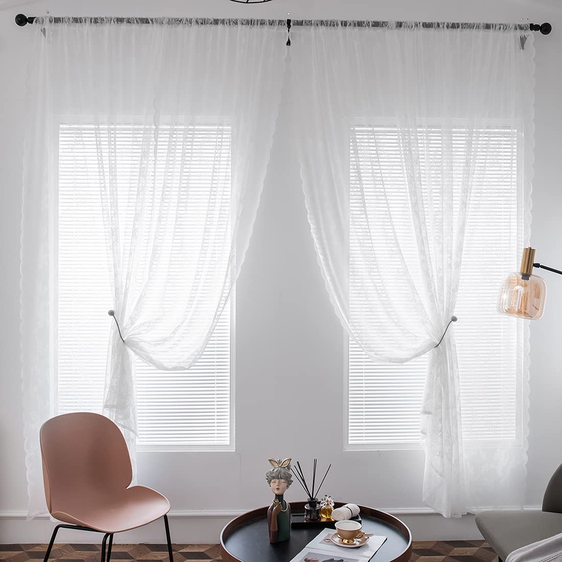 Rideaux courts en dentelle rose pour l'ambiance chaleureuse de votre cuisine