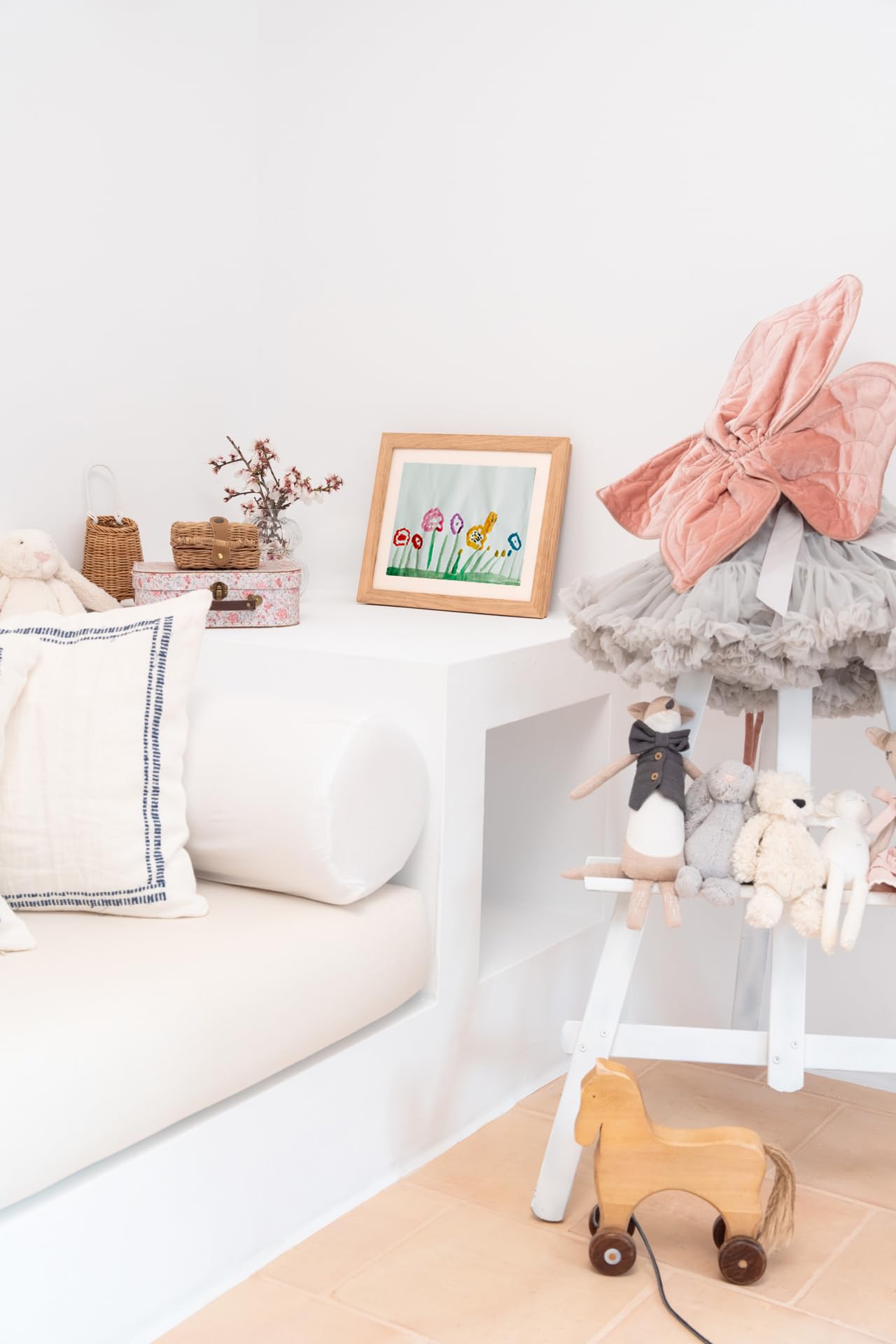 Lot de 2 cadres photo A4 pour enfants - Design naturel, support intégré, clips, fermetures magnétiques et bandes élastiques pour ranger les dessins - Chêne naturel