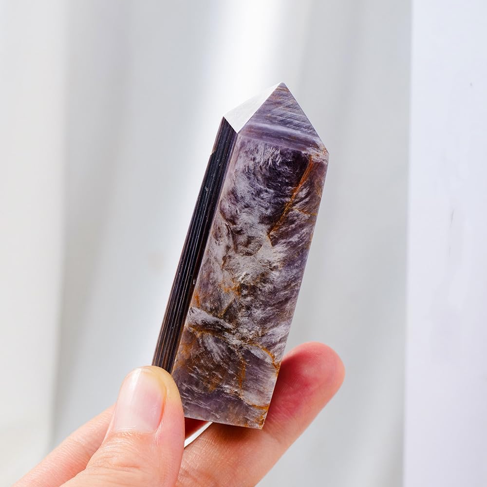 Pyramide en cristal violet contre le stress intérieur pour retrouver le calme chez soi