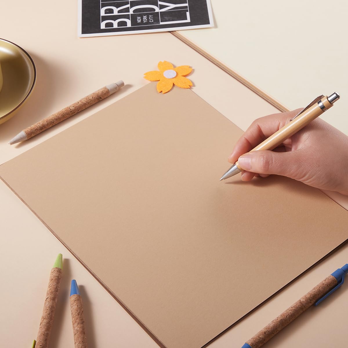 30 hojas de papel de cartulina de 8.5 x 11 pulgadas, 250 g/m², tarjetas de papel grueso para fiestas de cumpleaños, invitaciones y decoración de manualidades (marrón)