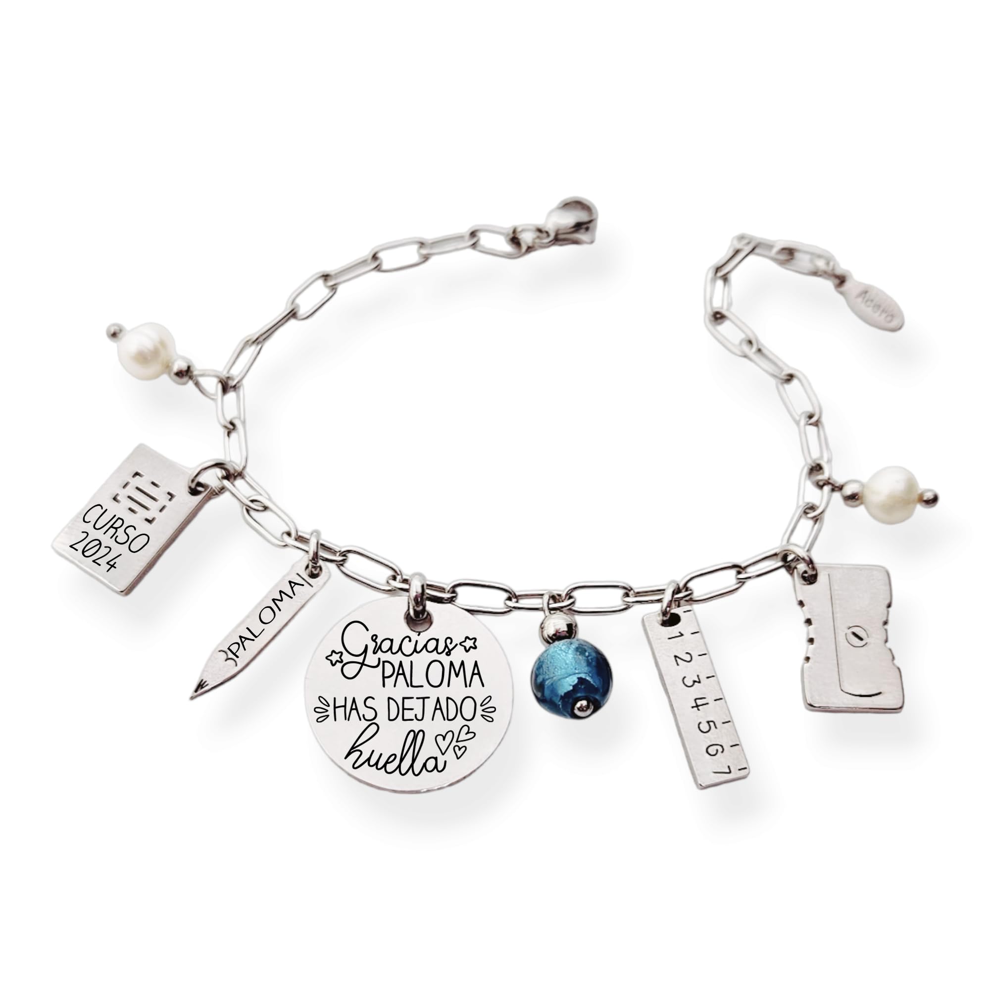 Pulsera para profesora, con el nombre personalizado y abalorio colgando. Regalos para profesores.