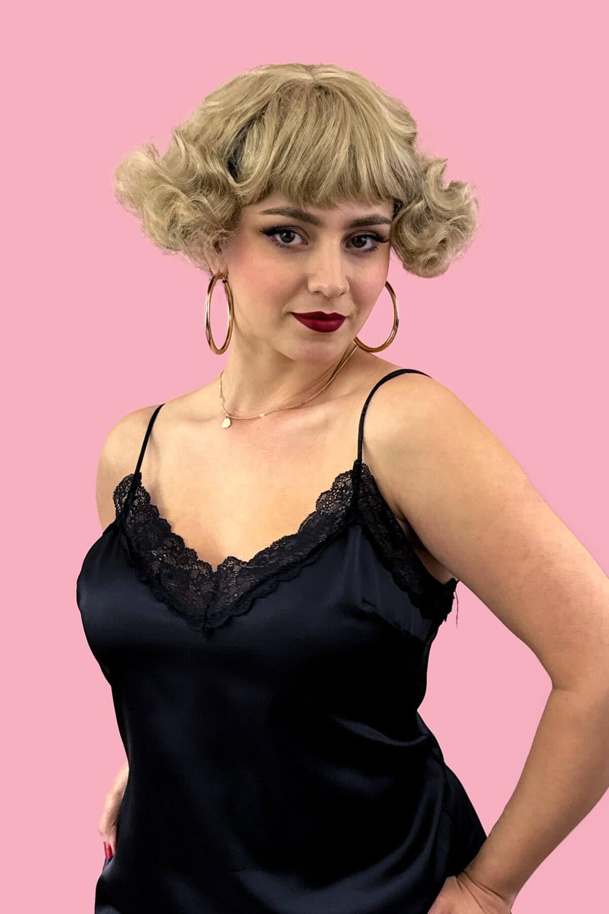 A short blonde vintage style wig with waves: Joy wheatfield blonde #24H613