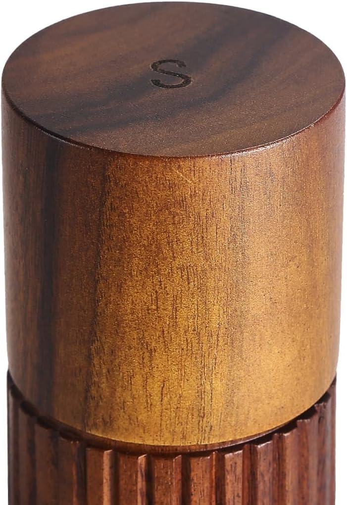 Drewniany Zestaw Młynek do Soli i Pieprzu z Akacji – Antypoślizgowa Ryflowana Konstrukcja, Ceramiczny Mechanizm Regulowany, Pokrywki z Grawerem S/P, 16,5 cm (Z podstawką)