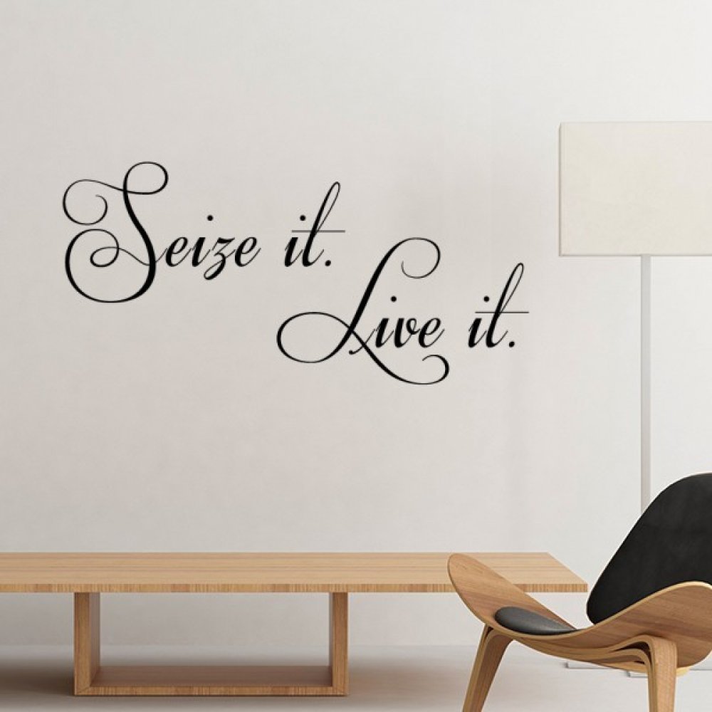 Sticker mural amovible jaune contre les murs vides pour raviver une chambre d'adulte