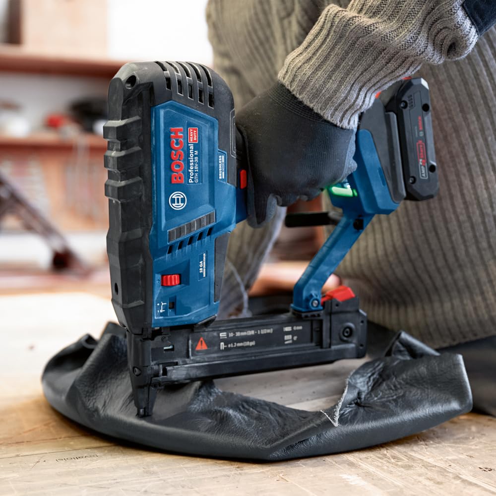 Bosch Professional 18V System Graffatrice per legno a batteria GTH 18V-38 M (motore brushless, modalità di attivazione singola e a contatto, incl. L-BOXX, senza batteria/caricabatteria)